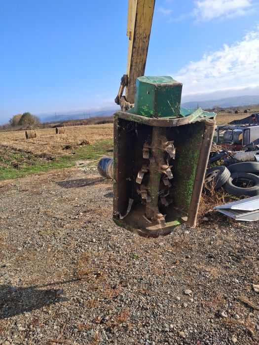 Tocator resturi vegetale miniexcavator