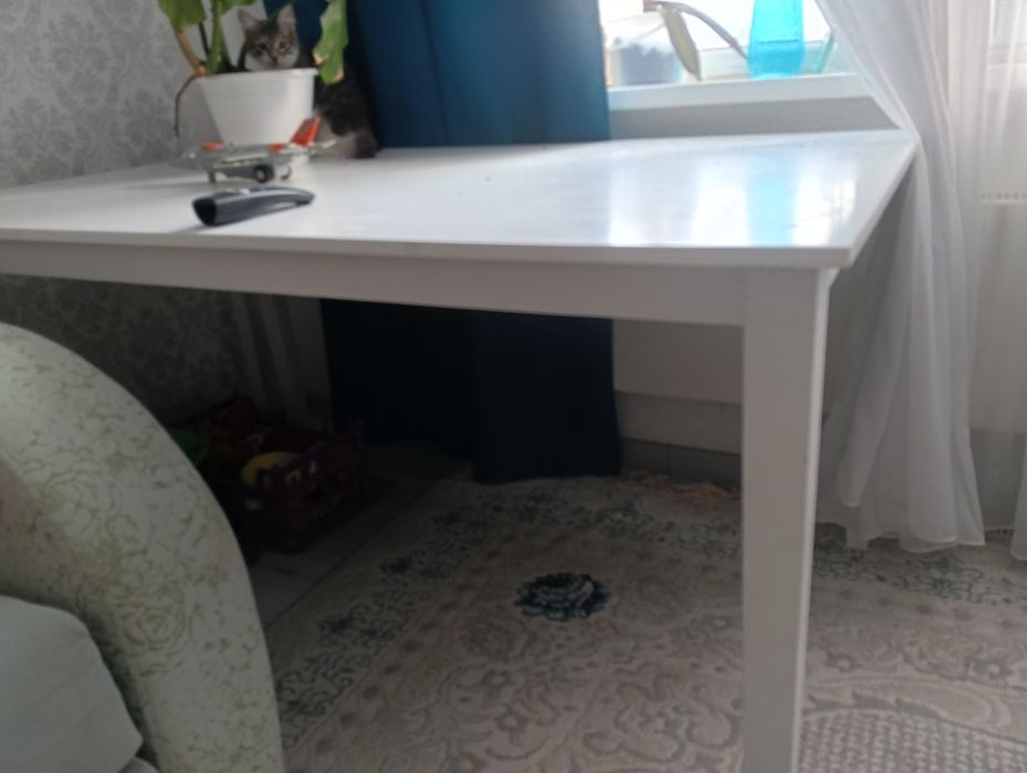 Стол кухонный, белый