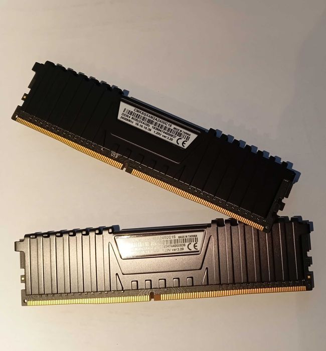 Vand Memorie Corsair Vengeance LPX 8GB (2x4GB) DIMM, DDR4, 2400 MHz, CL 16, 1.2V -stare foarte buna