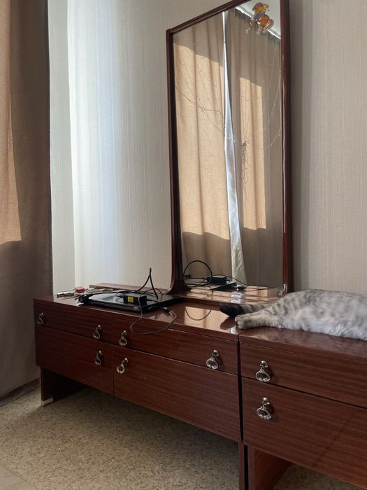 Трюмо деревянное