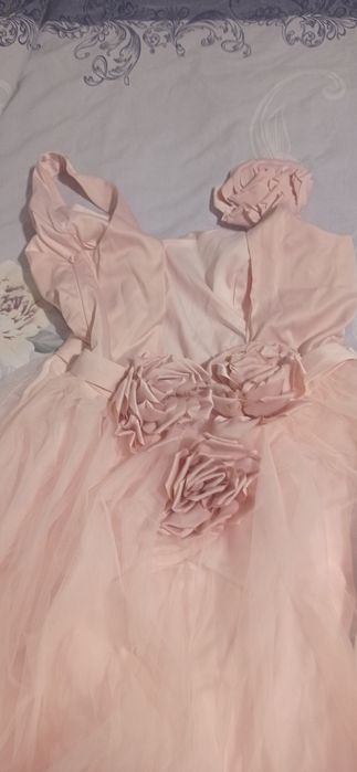 Красива лятна розова рокля с гол гръб