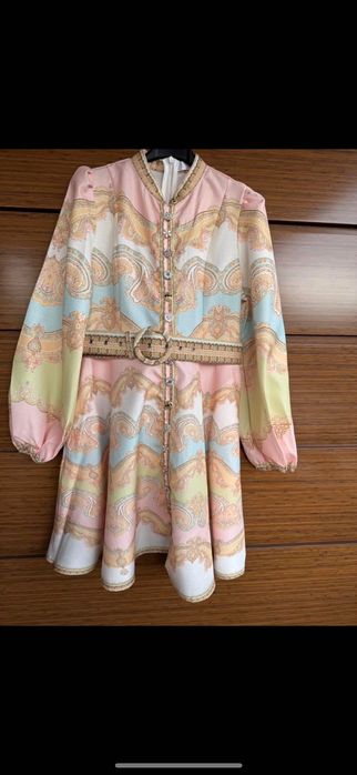 Къса рокля с колан в бонбонени цветове