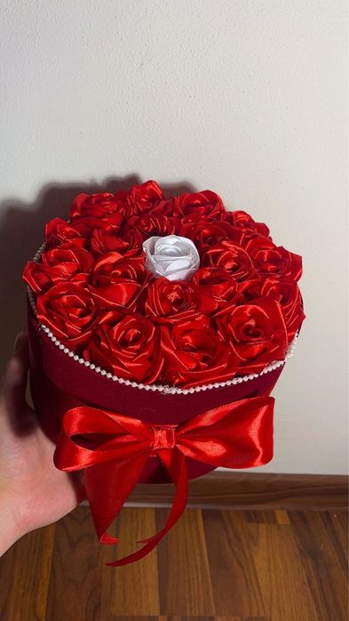 Cutie din catifea , cu trandafiri din satin