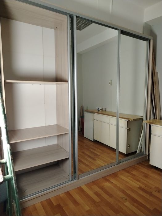 Шкаф встроенный с зеркалами