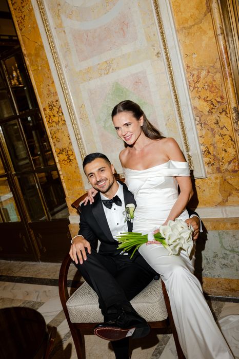 Vând rochie de mireasă stil sirenă Wona Concept +voal și mănuși