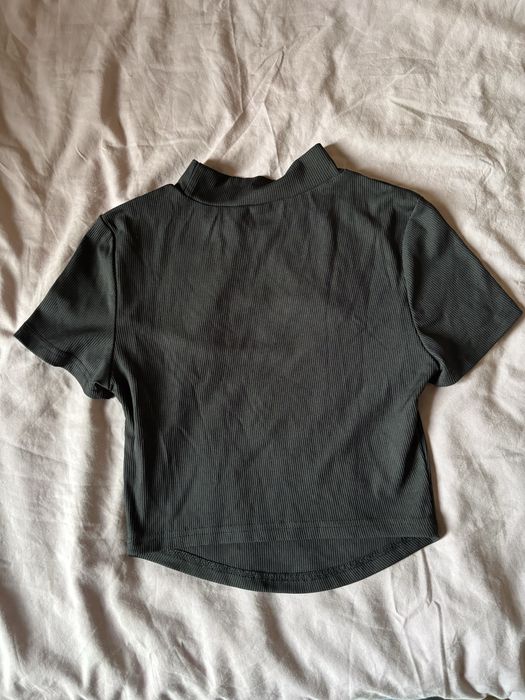 Черна тениска с отвор отпред.