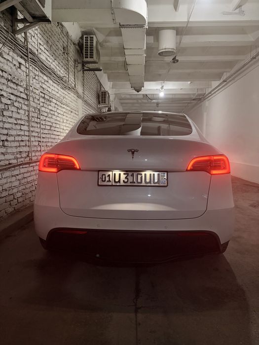 Tesla model Y 2021