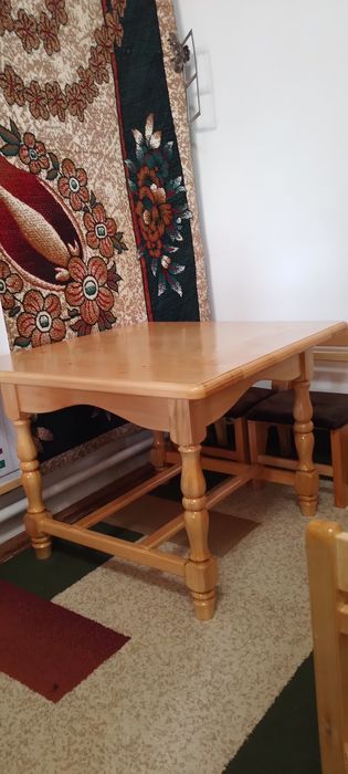 Yosh bolalar uchun stol va stullar