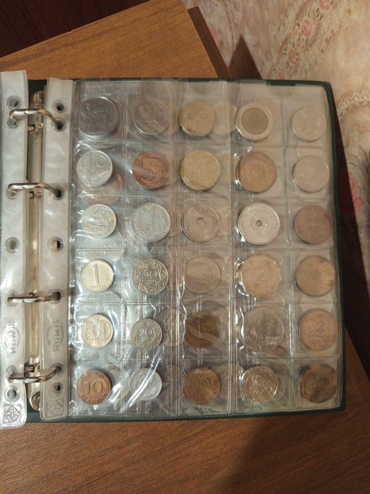 Альбом для нумизматики, с монетами.