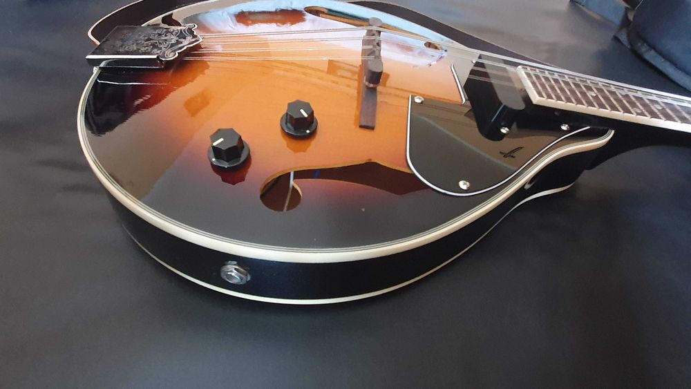 Mandolina electro acustica Harley Benton HBMA-50E + husa + curea