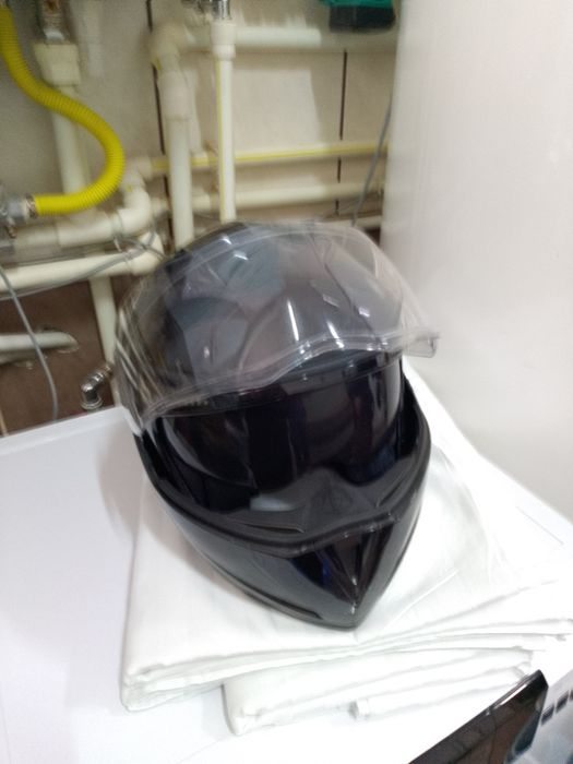 Vând casca de motociclist