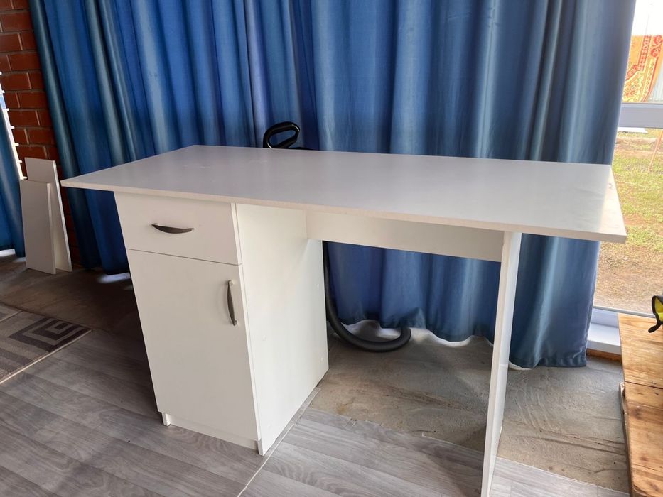 Шкаф вместе со столом