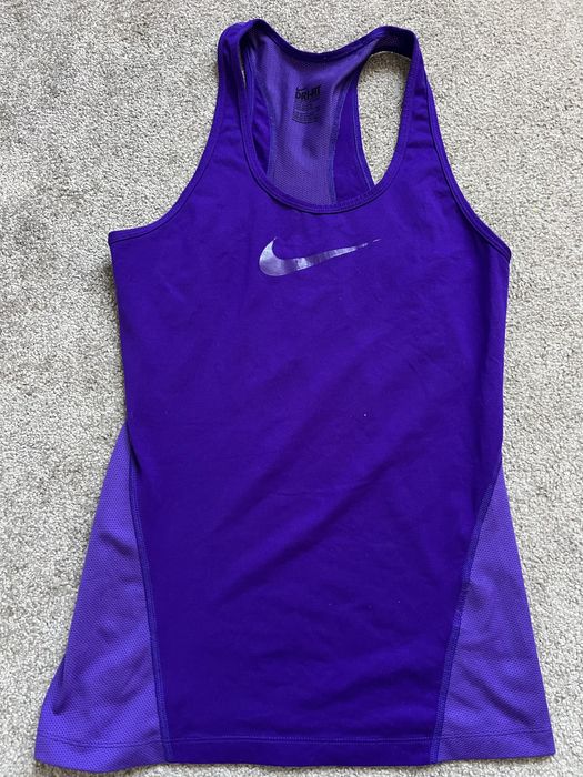 Бюстиета, потници, тениски Nike