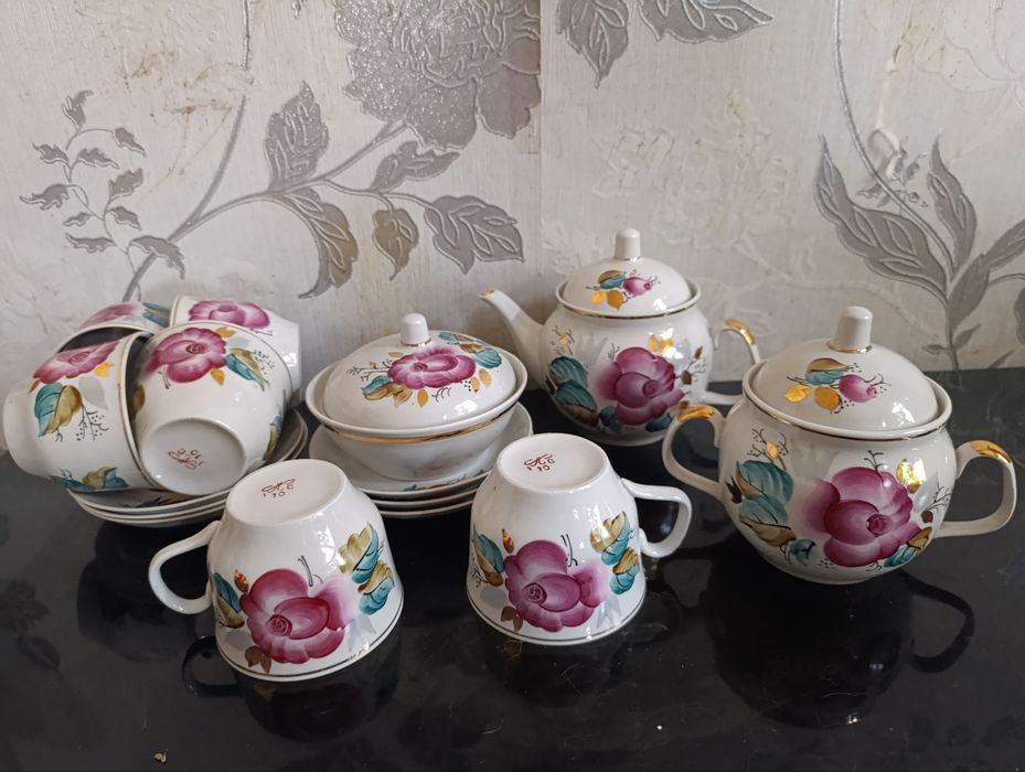 Продам новый полный чайный сервиз советского времени 15 предметов.