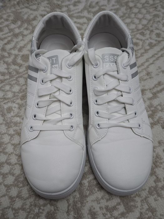 Кроссовки белые 2 штуки.