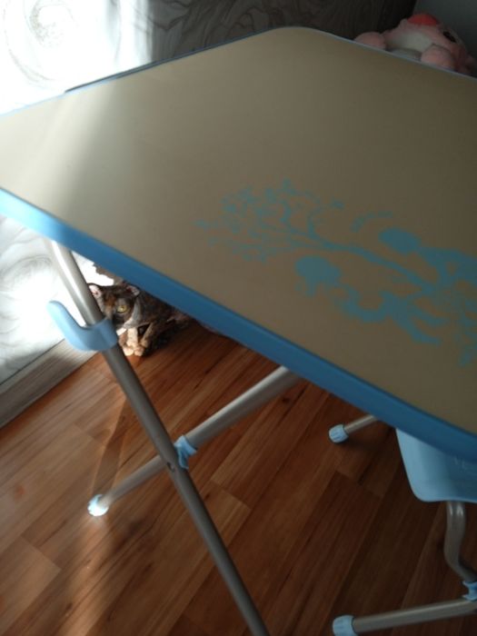 Продам детский стол со стулом