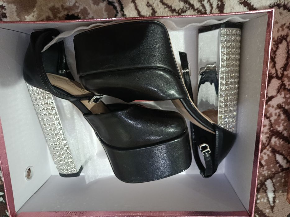 sotiladi yangi kiylmagan