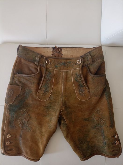 Vând pantaloni tradiționali germani din piele naturala model deosebit.