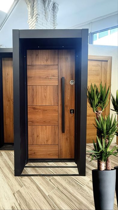 Входна врата с метална каса-Izi