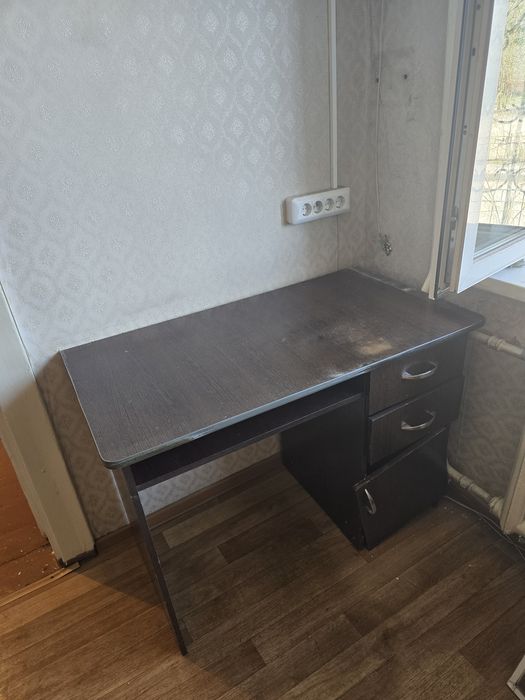 Отдам шифонер,стол,зеркало