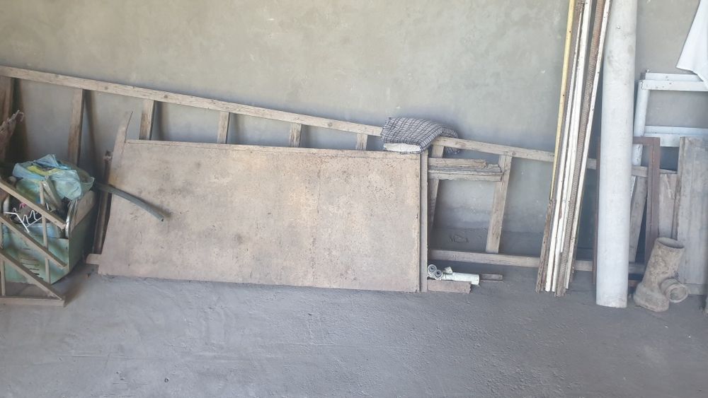 Трубалар, швеллер, арматуралар сотилади.