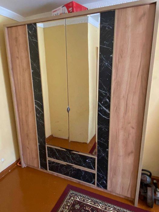Срочно продаю шкаф в отличном состояние