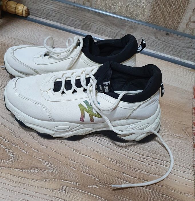 Кроссовкалар янги , почти кийилмаган