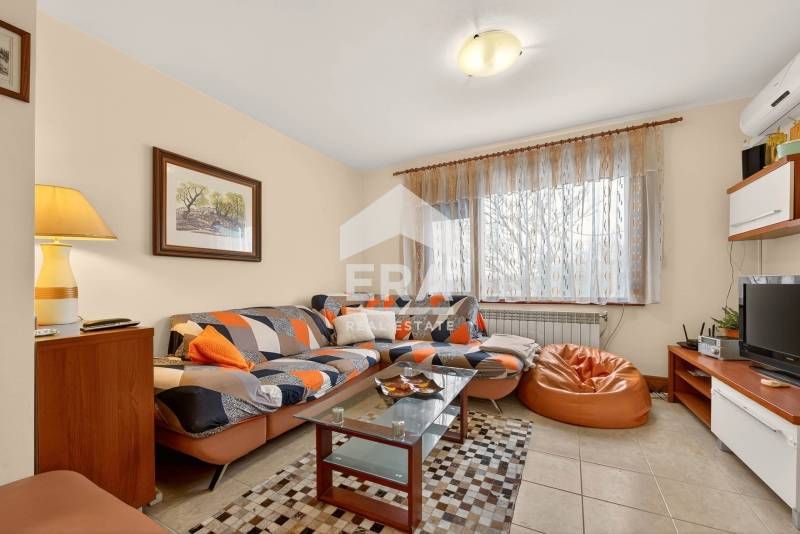 Ексклузивна, двуетажна, обзаведена къща за продажба, с голям двор, гар