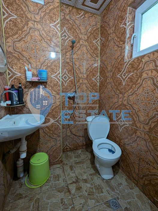 Ремонтирана масивна къща с голям и поддържан двор в село Асеново, общ