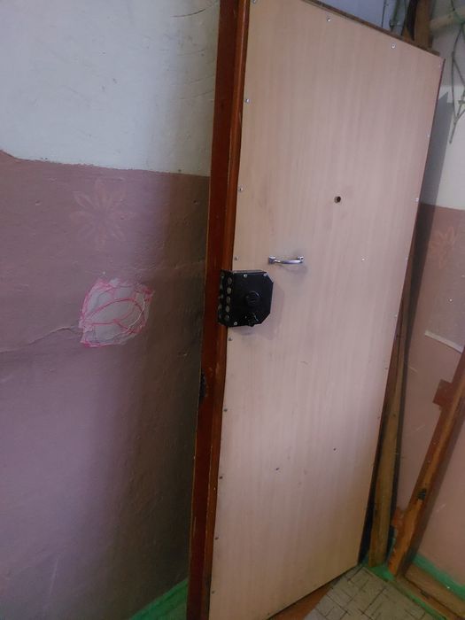 Продам железную дверь