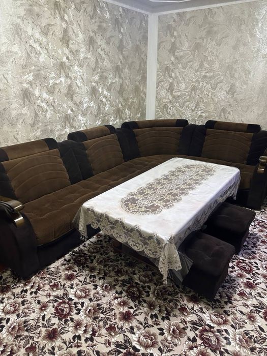 UGALOK Mebel yaxshi holatda KOMPLEKT STOLI BILAN qirilgan joylari  yuq