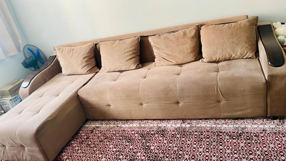 диван и крават и тумбочка