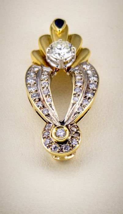 Продавам елегантна златна висулка с диаманти