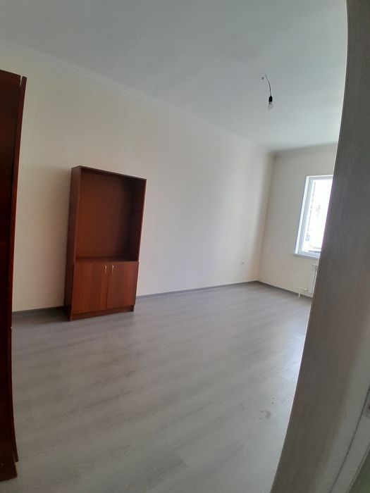 Книжный шкаф сотилади