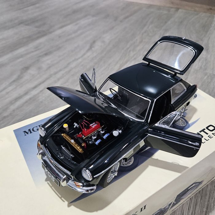 Macheta Auto Colectie 1/18 AUTOart MGB GT COUPE MK II Nicolae
