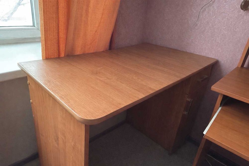 Письменный стол.