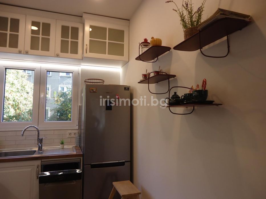 Дава се под наем Тристаен апартамент в София, Център - 62 кв.м за 1230 € - Снимка #1