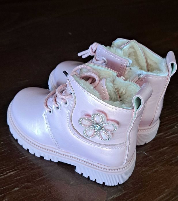 Ghete noi marimea 17