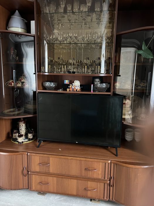 Шкаф-сервант для посуды.