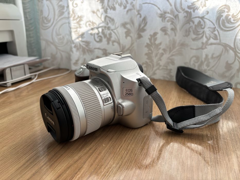 Камера Canon eos 250d