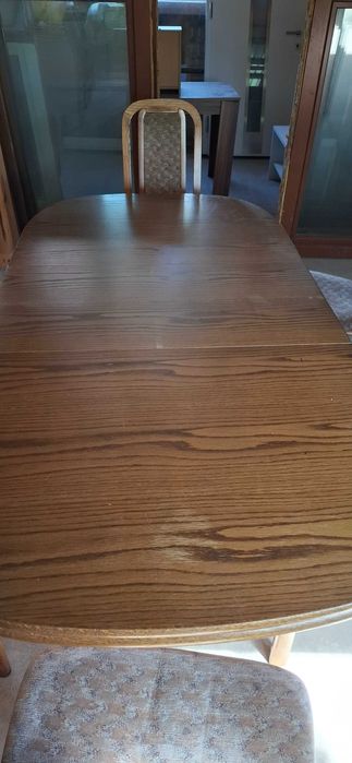 Masa  cu  sapte scaune