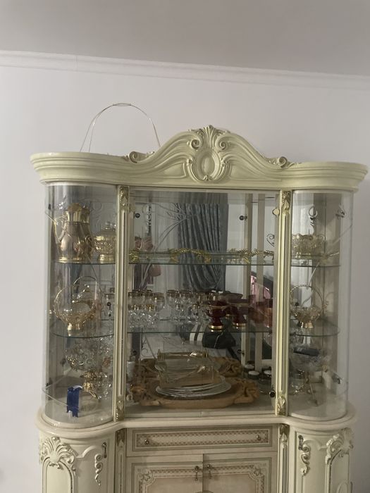 Мебель Сервант очень в хорошим состояние