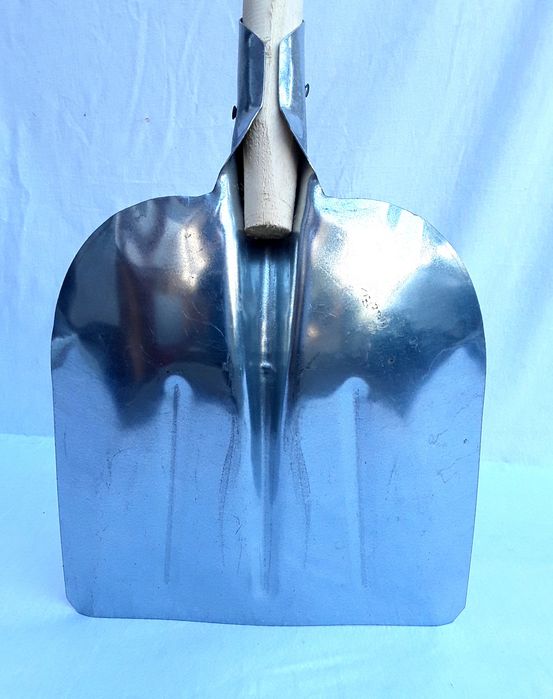 Lopeti pentru zăpadă din metal cu coda din lemn NOI 40 Lei