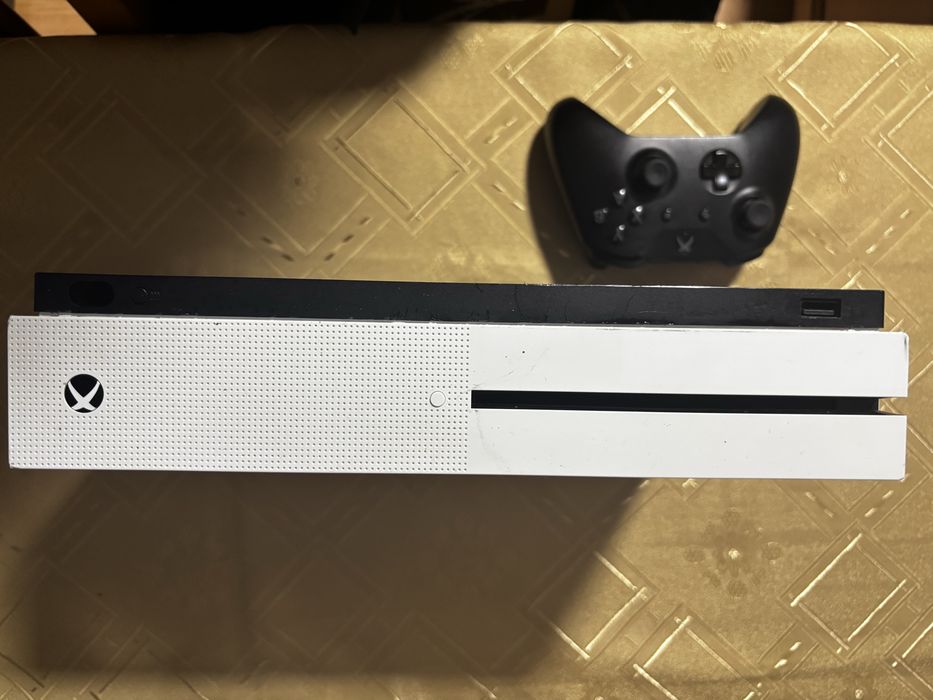 Xbox One S citiți descrierea