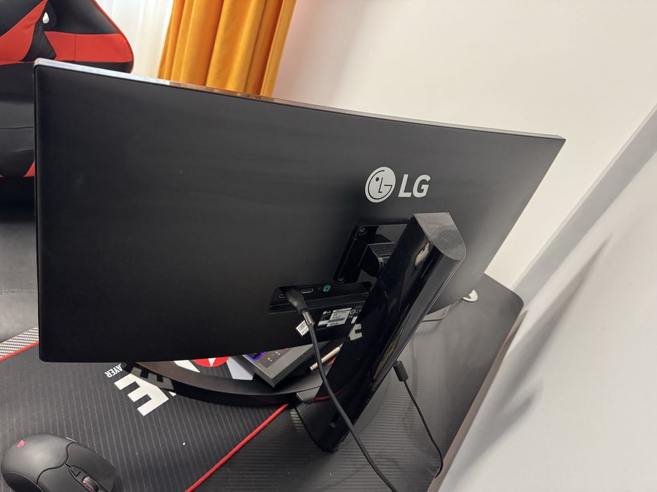 Monitor LG curbat