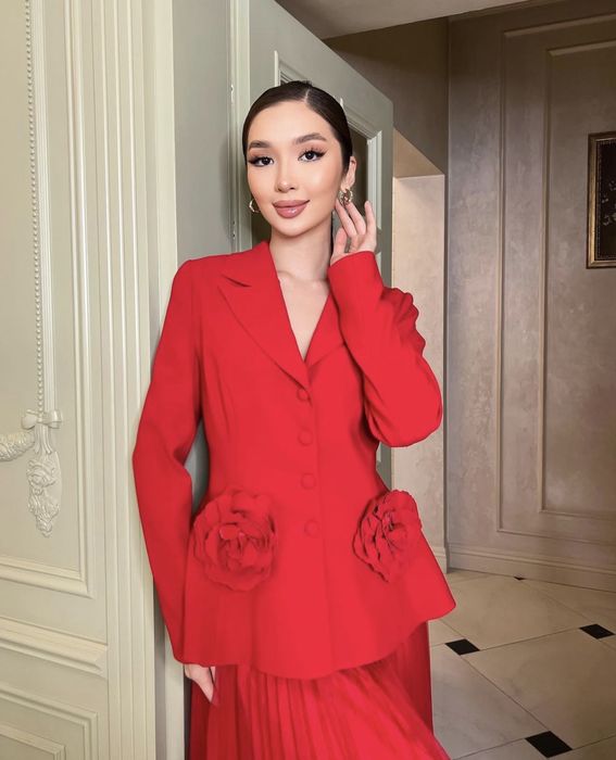 Красный пиджак с юбкой