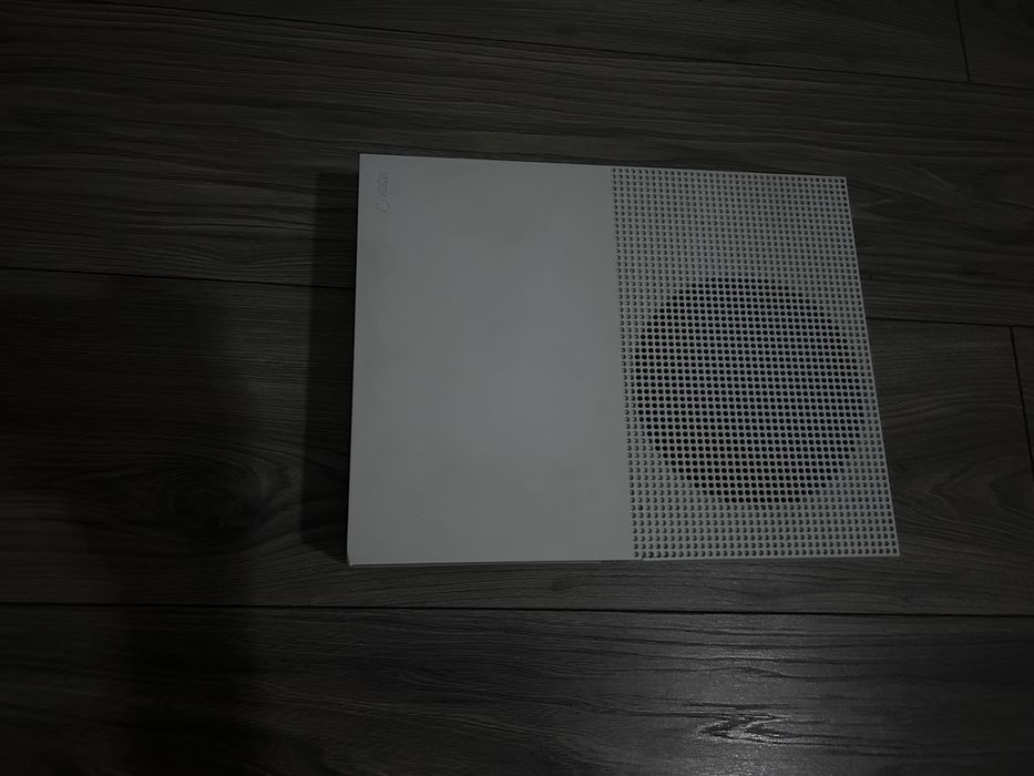 Xbox one s hard disk defect cu maneta 3  jocuri Sau Schimb cu iphone