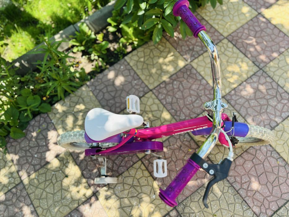 Bicicleta venture roz de fetite cochete