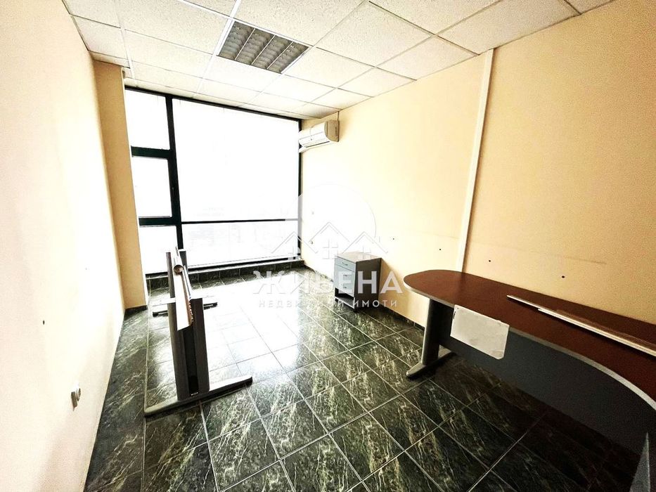 Продава офис до Червен площад, площ 136 кв.м