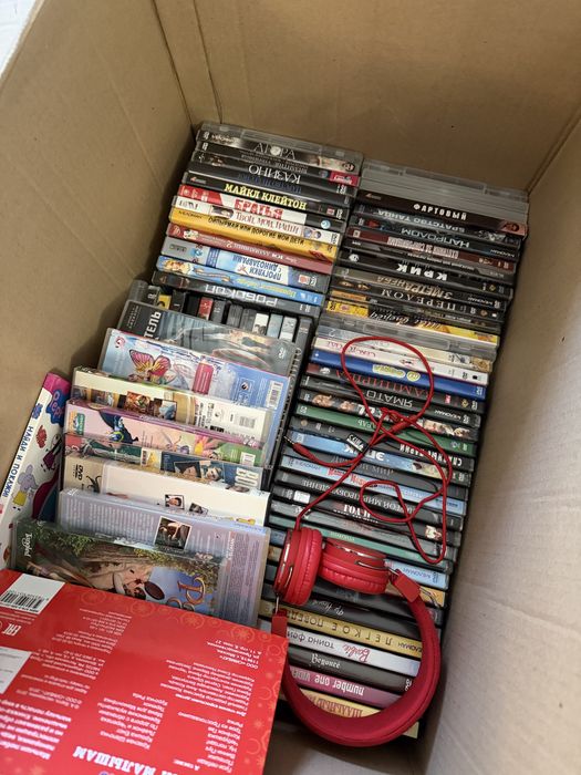 Dvd плейер и около 70 дисков с фильмами